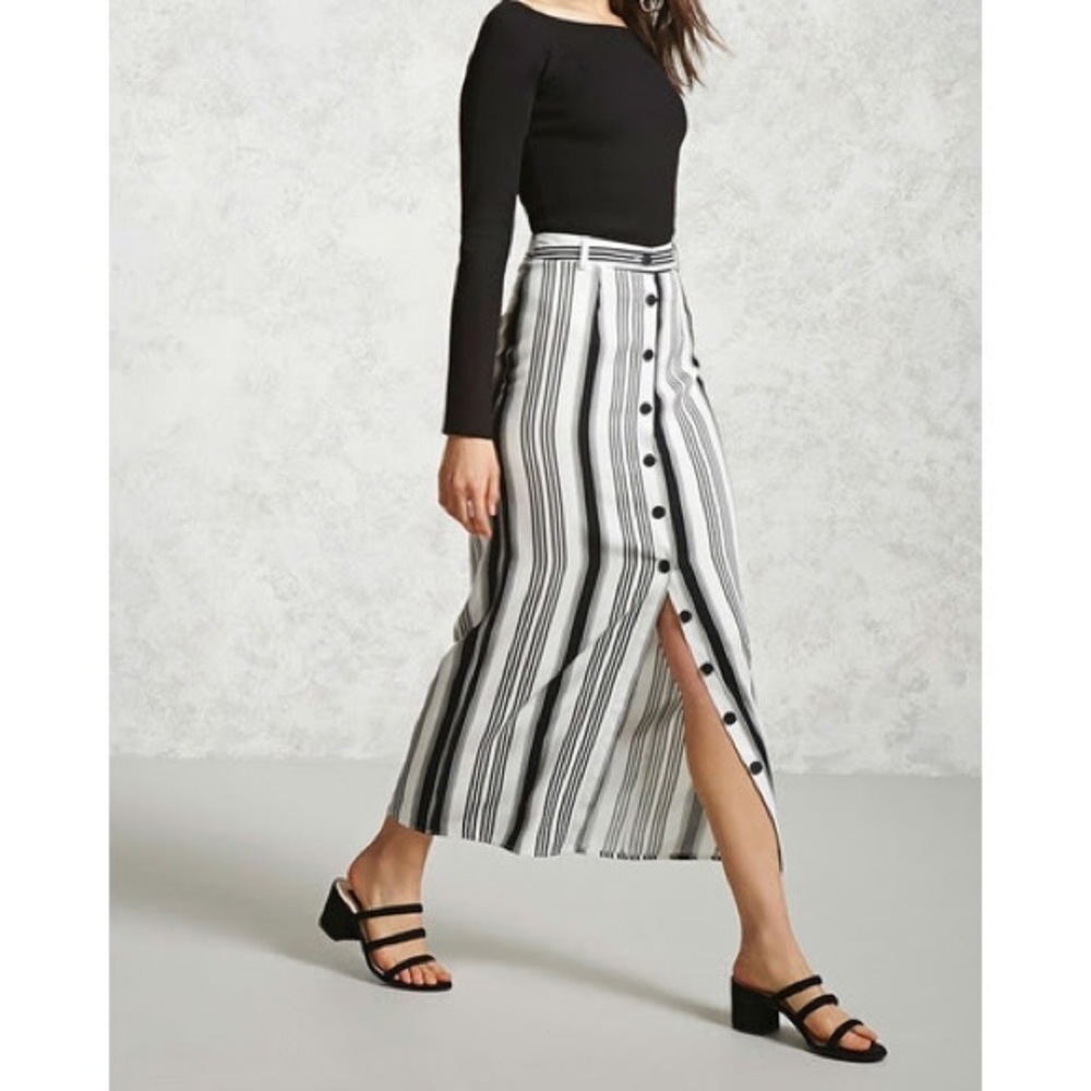 NWT• Forever 21 B&W Stripe Front Button Skirt• XS